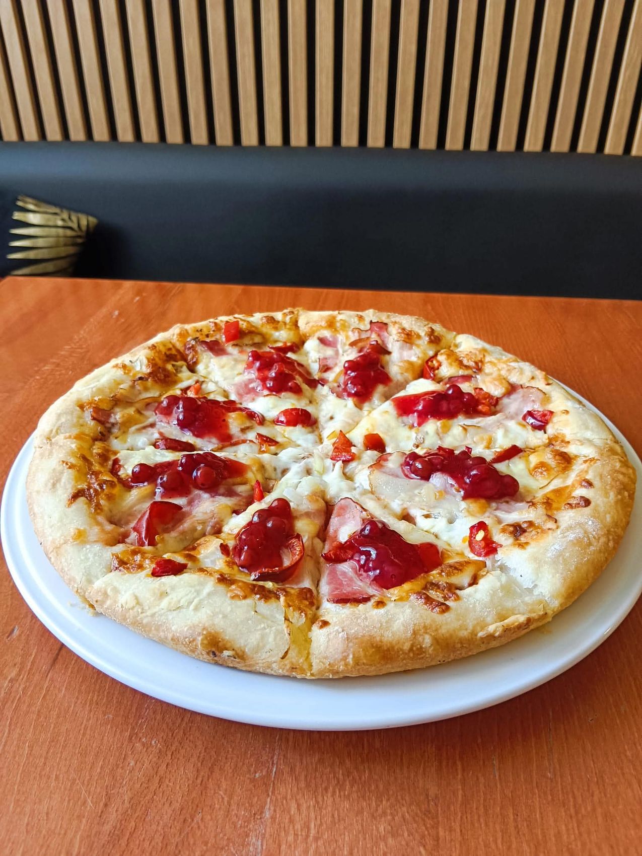 Pizza Zbójnicka z żurawiną na stole w Pizzerii Quatro