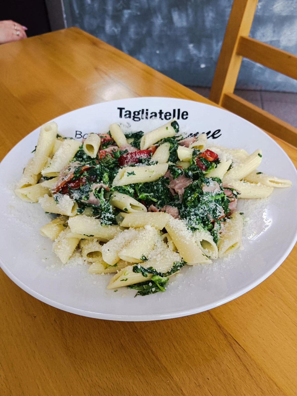 Penne spinaci ze szpinakiem i suszonymi pomidorami pod parmezanem
