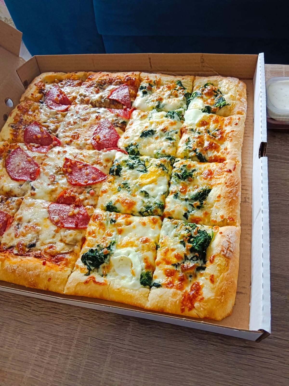 Kwadratowa pizza Gigant w pudełku na wynos