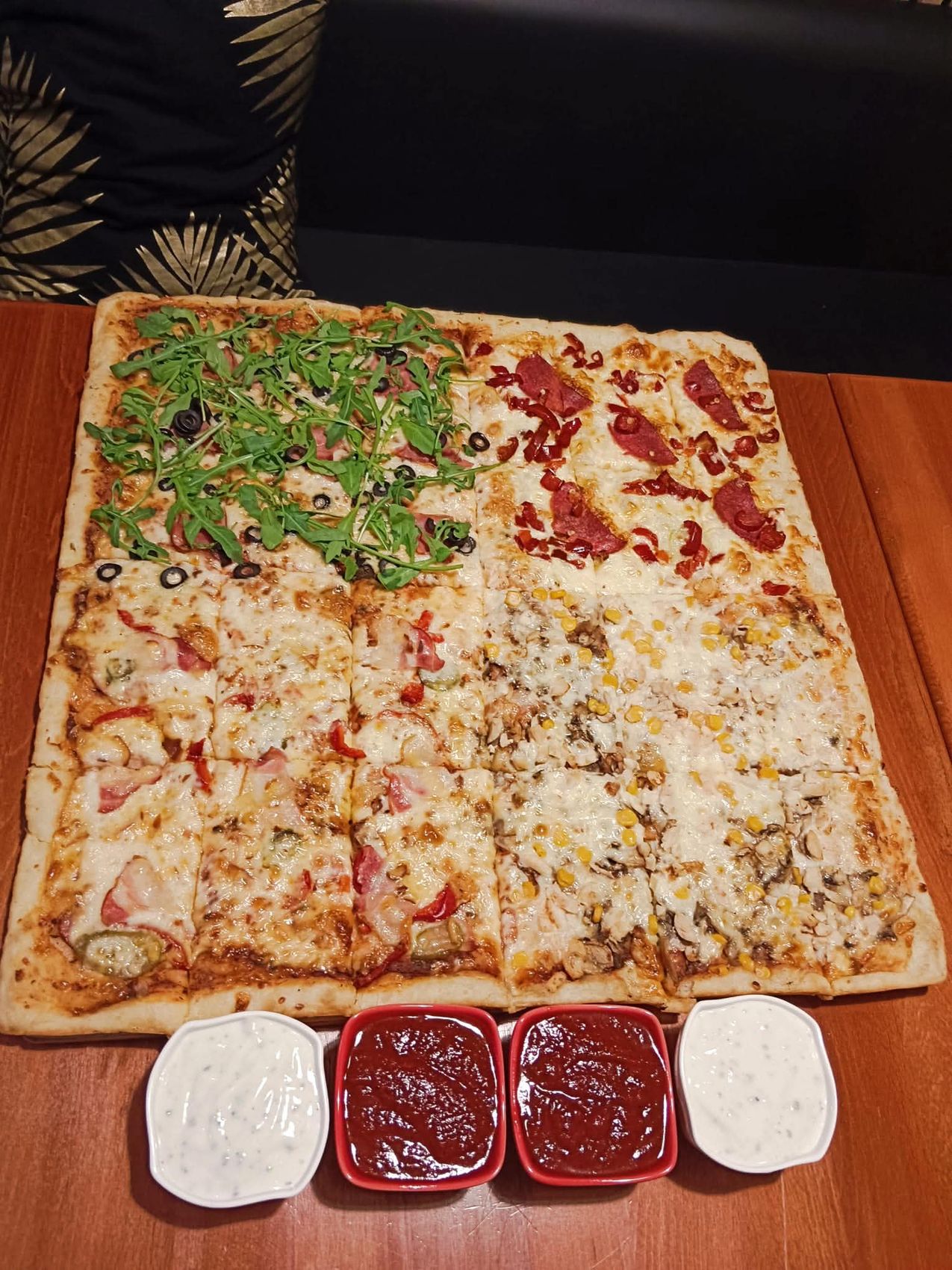 Wielka kwadratowa pizza Gigant z czterema smakami i kompletem sosów